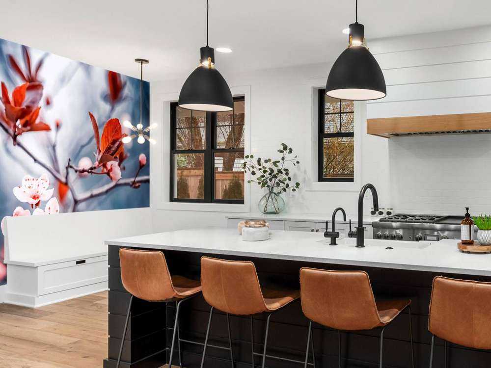 Fleur de cerisier avec des feuilles brun-rouge.