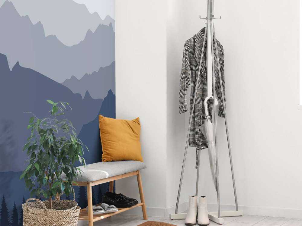 Montagnes sombres avec une forêt d'épicéas
