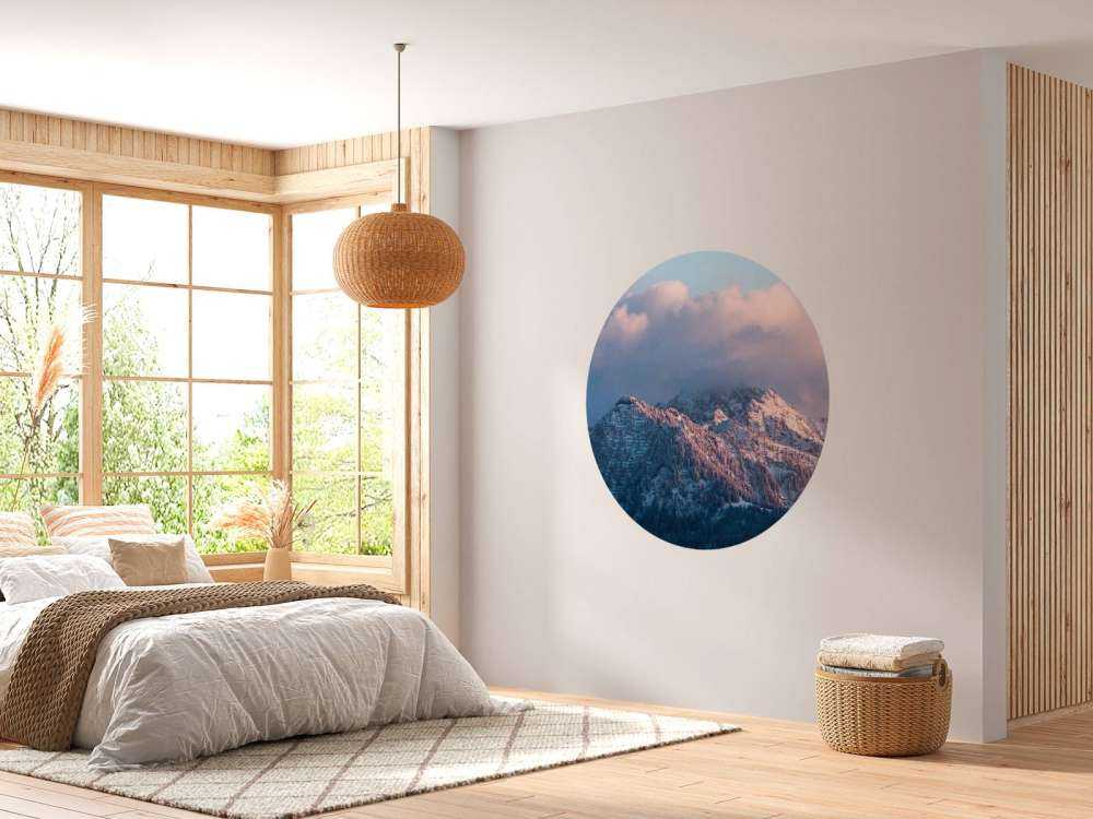 Lumière d'hiver rose sur les sommets des montagnes