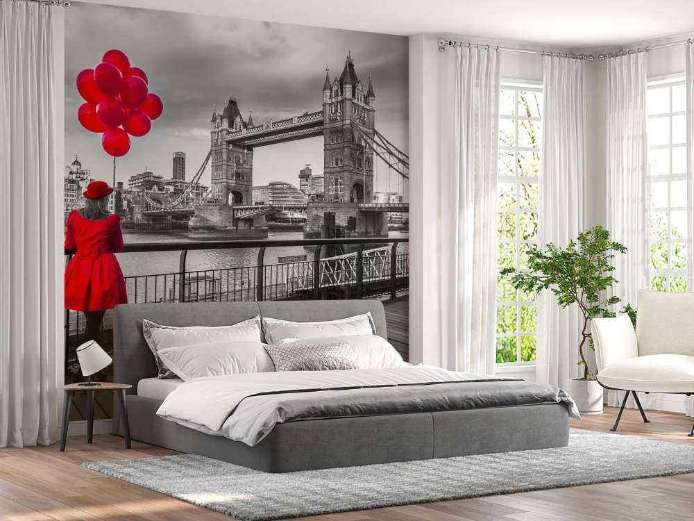 Femme sur le pont de la Tour