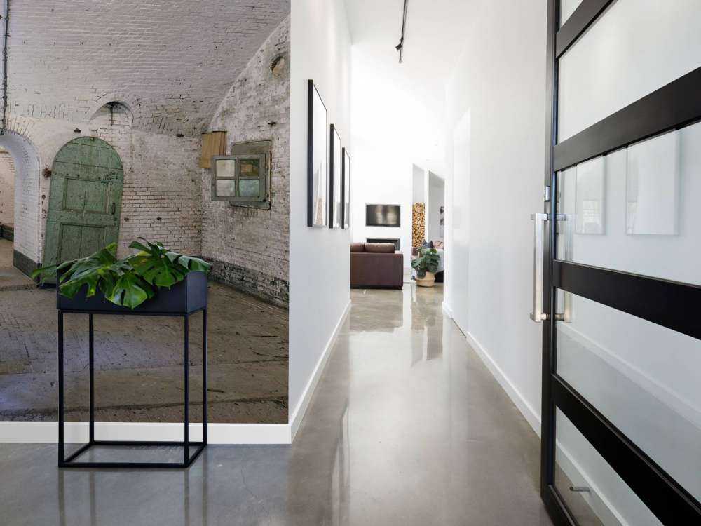Porte verte dans un vieux bâtiment