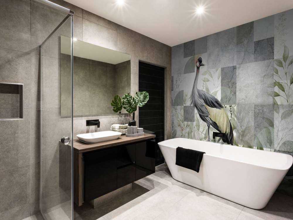 Grue parmi les feuilles