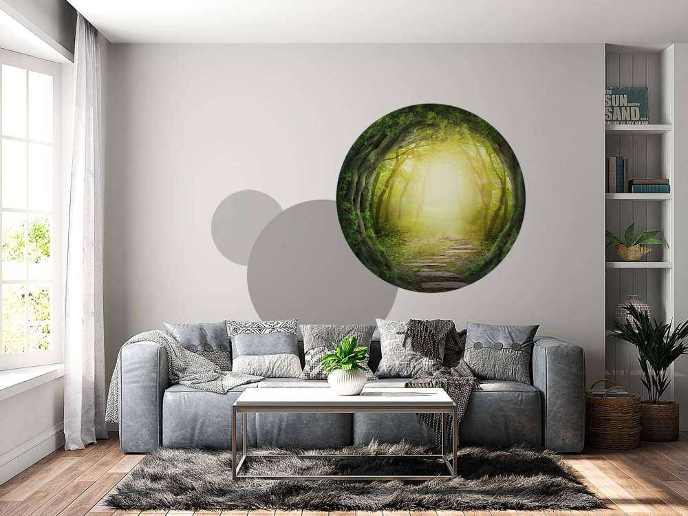 Sentier à travers la forêt