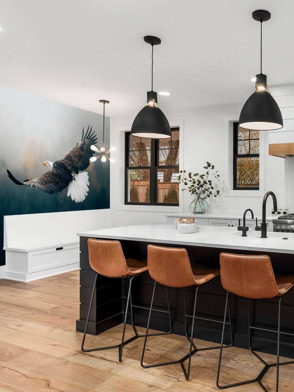 Pygargue à tête blanche au-dessus de la forêt