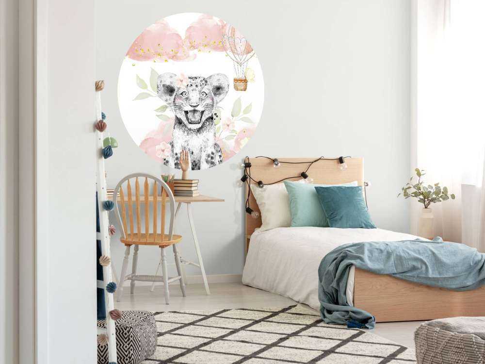 Lionceau joyeux et ballon à air