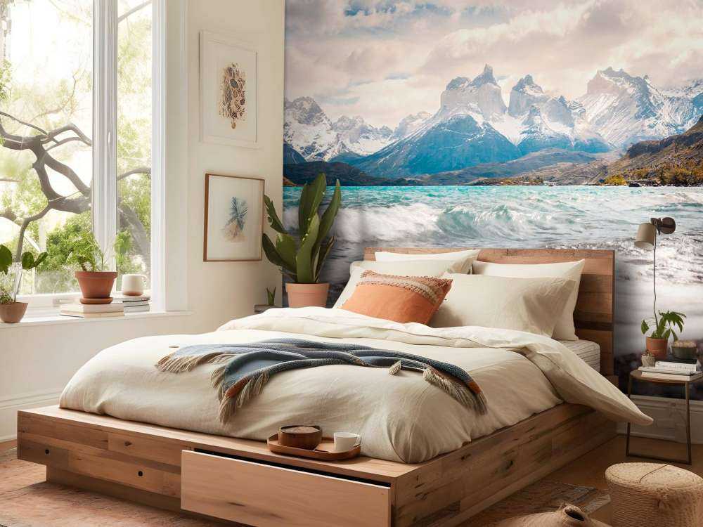 Lac de montagne turquoise avec une côte ondulante