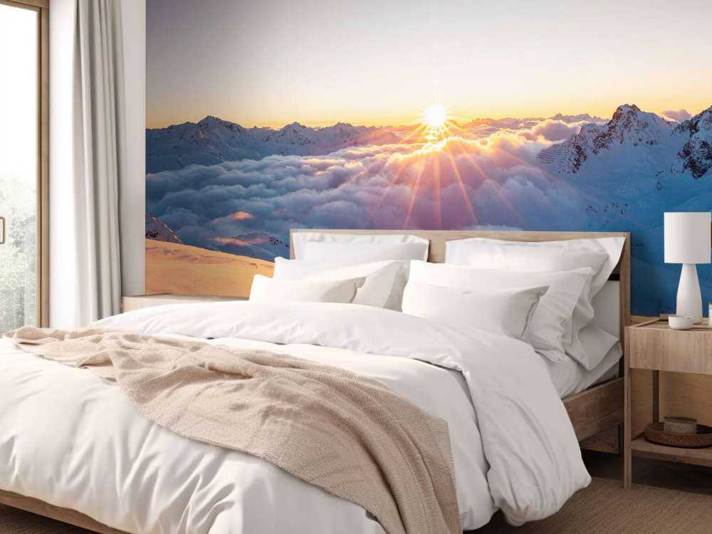 Lumière du soleil au-dessus de la couche nuageuse dans les montagnes.