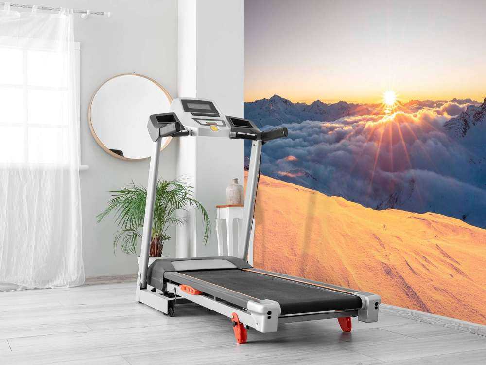 Lumière du soleil au-dessus de la couche nuageuse dans les montagnes.