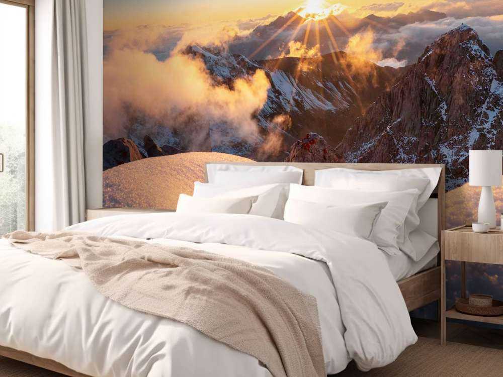 Lumière du soir sur les montagnes enneigées