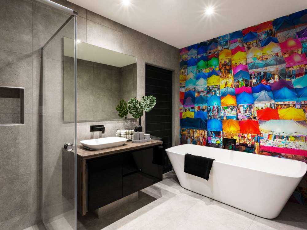 Capuchons colorés au marché nocturne