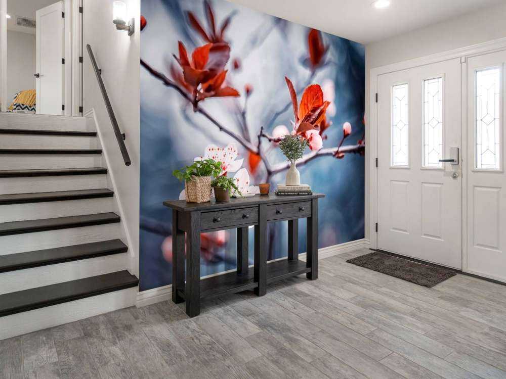 Fleur de cerisier avec des feuilles brun-rouge.