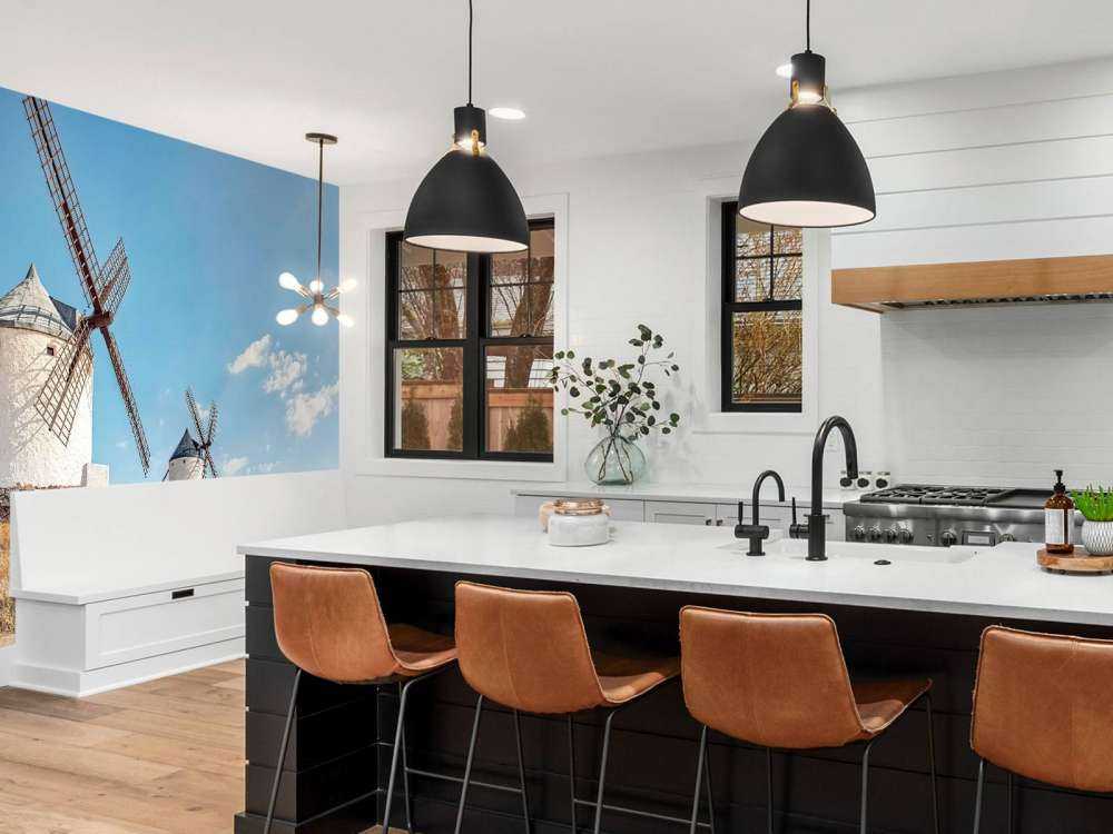 Colline d'été avec des moulins à vent blancs