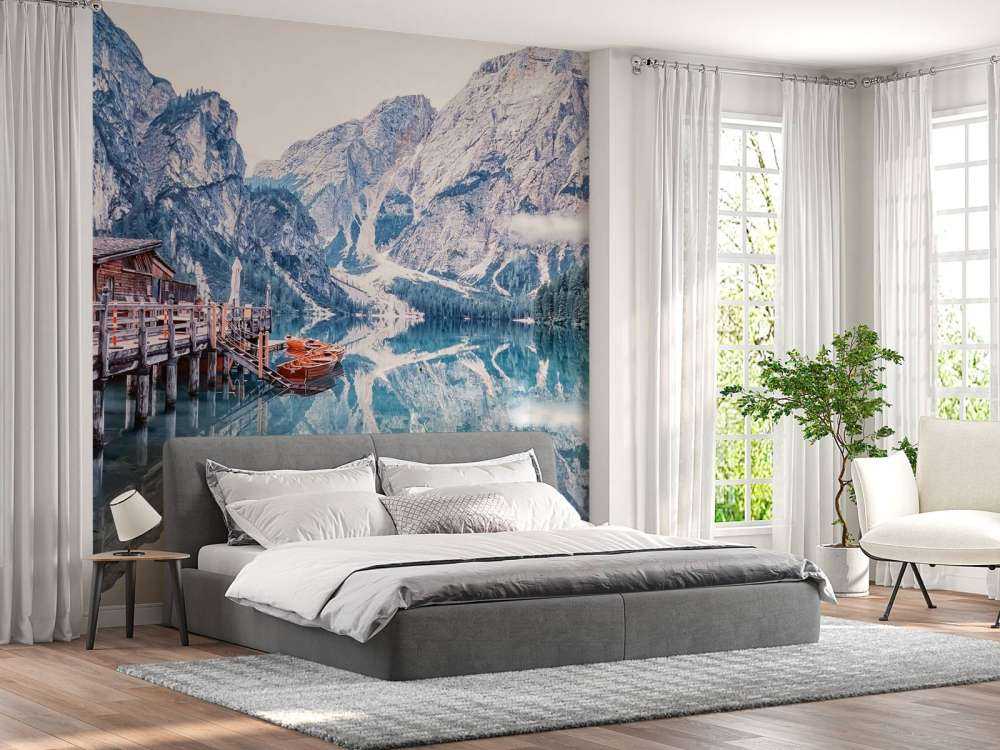 Lac de montagne près d'une jetée en bois