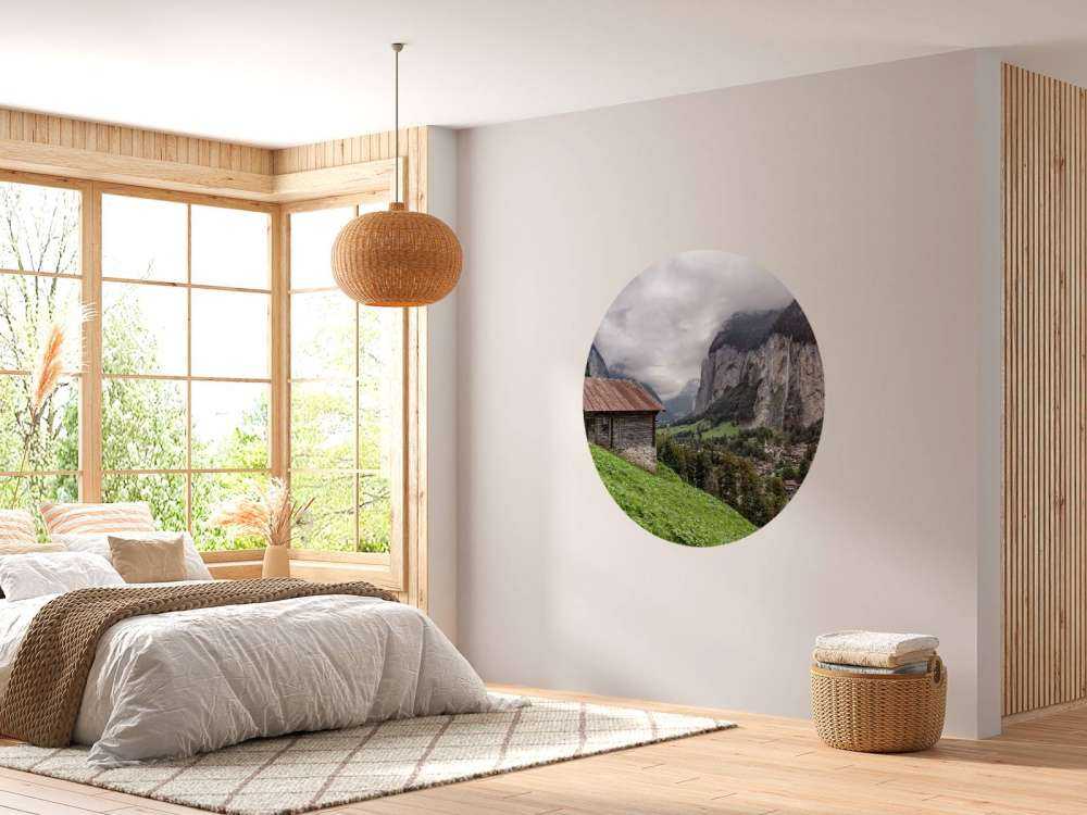 Vallée de montagne avec une cabane de montagne en bois