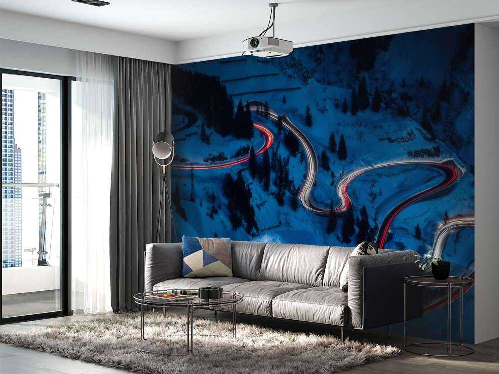 Descente nocturne dans les virages de montagne.