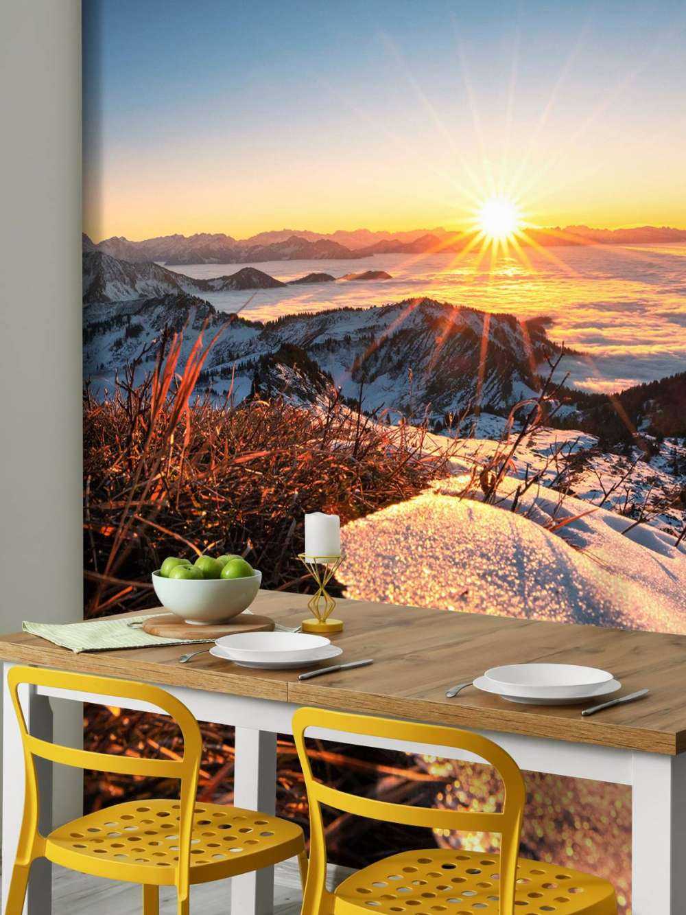 Le soleil du matin sur la prairie de montagne scintillante