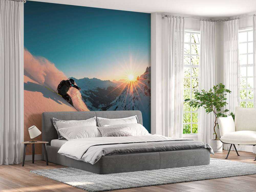 Descente enneigée au coucher du soleil enflammé.