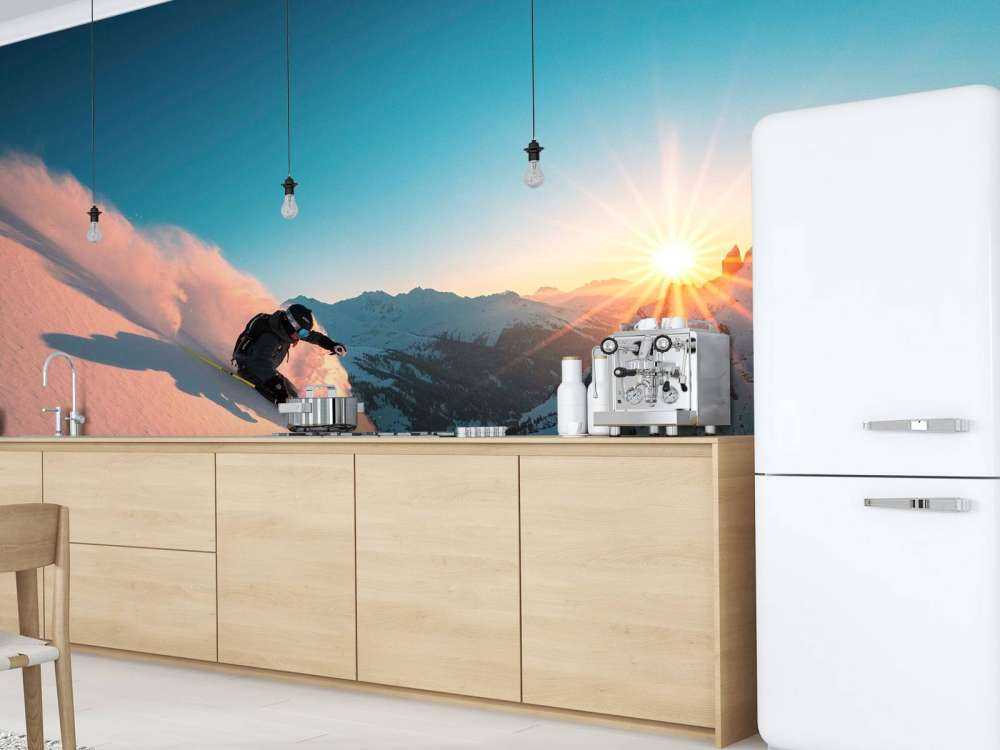 Descente enneigée au coucher du soleil enflammé.