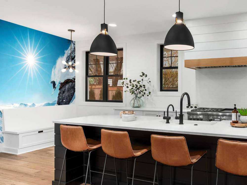 Saut libre dans un paysage enneigé baigné de soleil