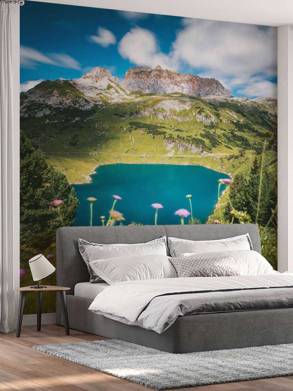 Pré fleuri au bord d'un lac de montagne clair