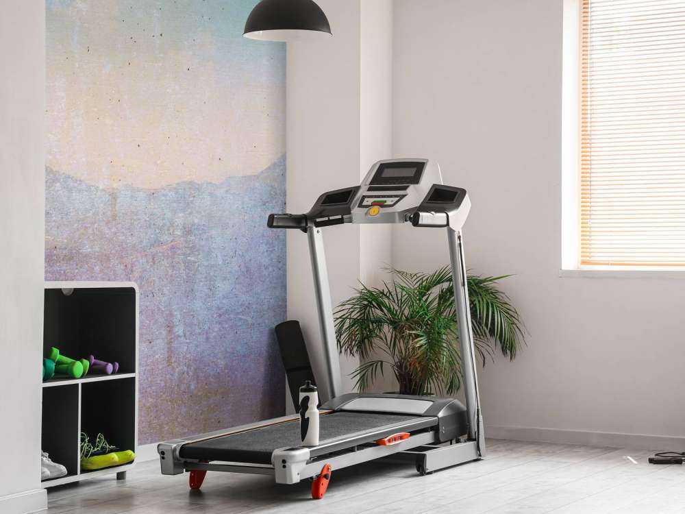 Paysage montagneux estompé dans la lumière du matin