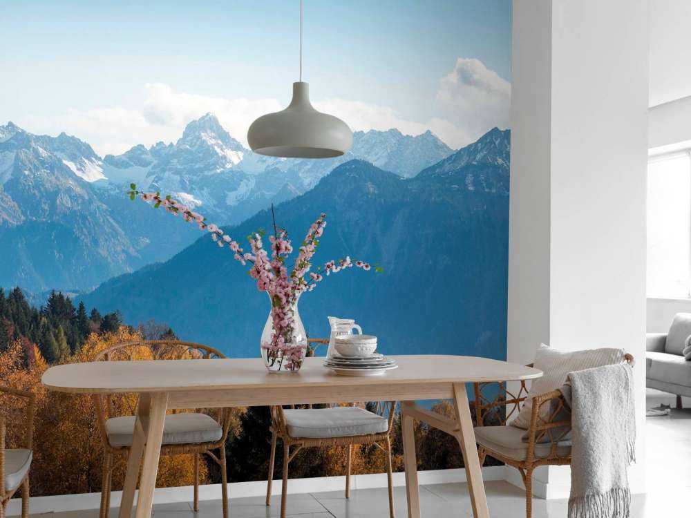 Couleurs d'automne pour les sommets enneigés.