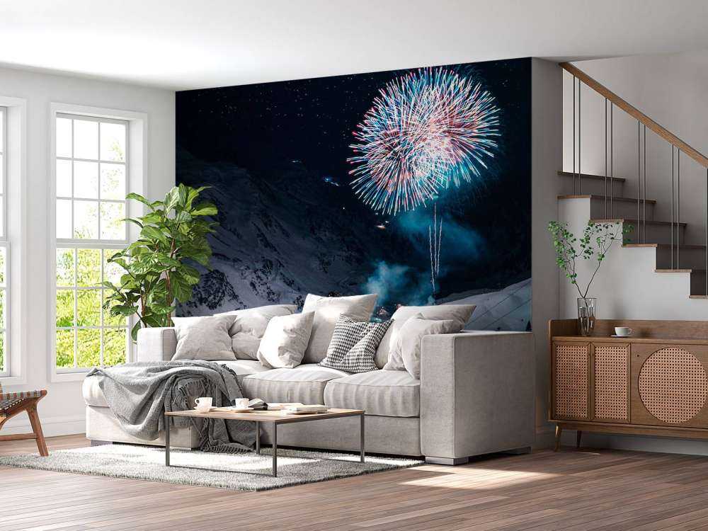 Feu d'artifice au-dessus d'un village de montagne en hiver