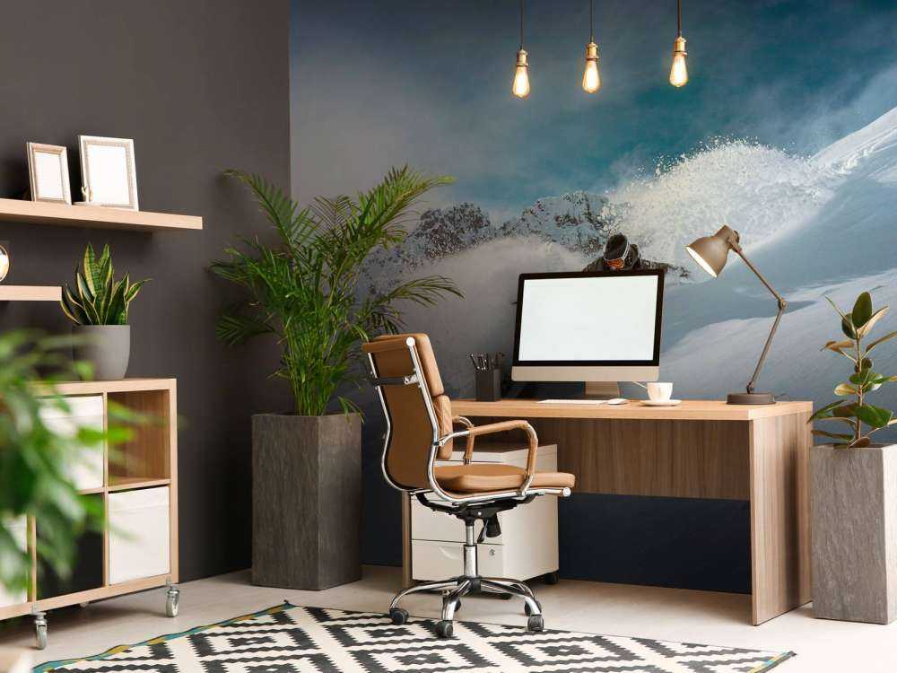 Descente en poudreuse pleine d'action par temps clair