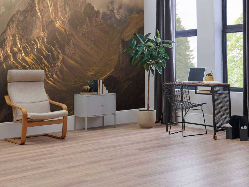 Lumière dorée sur une crête montagneuse capricieuse