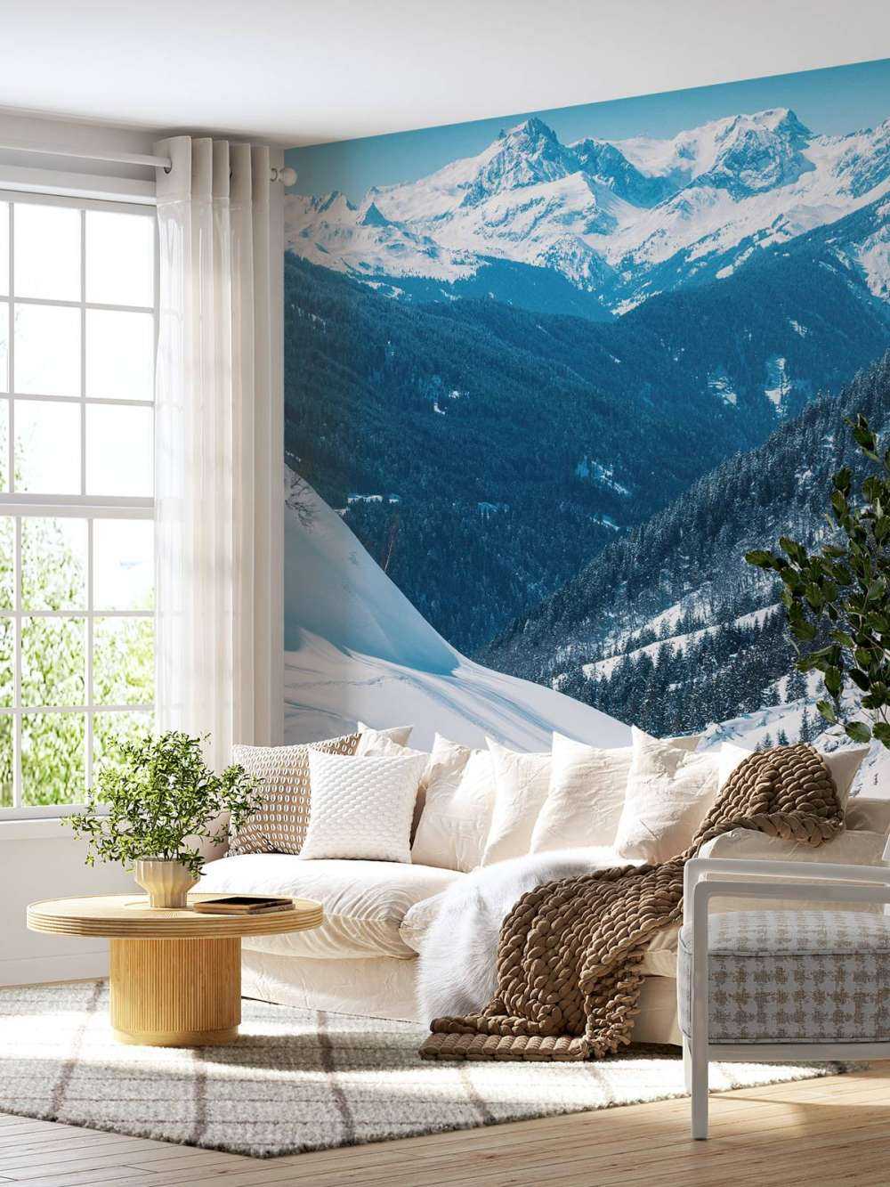 Les sommets alpins d'un bleu profond dans la neige hivernale.