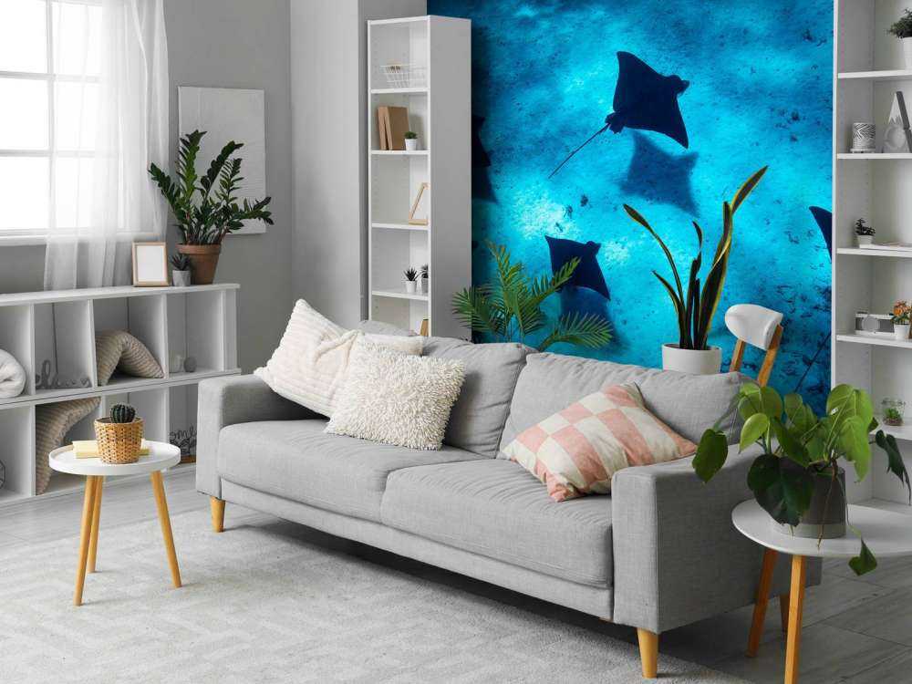 Les raies manta flottant à travers le récif bleu profond