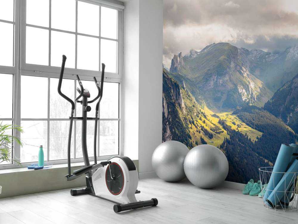 Lumière du soleil sur une vallée de montagne verte