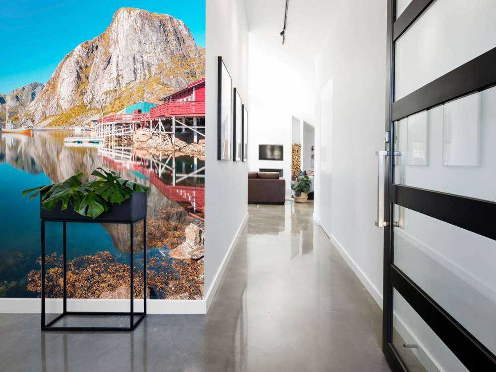 Maisons rouges au bord de l'eau du fjord