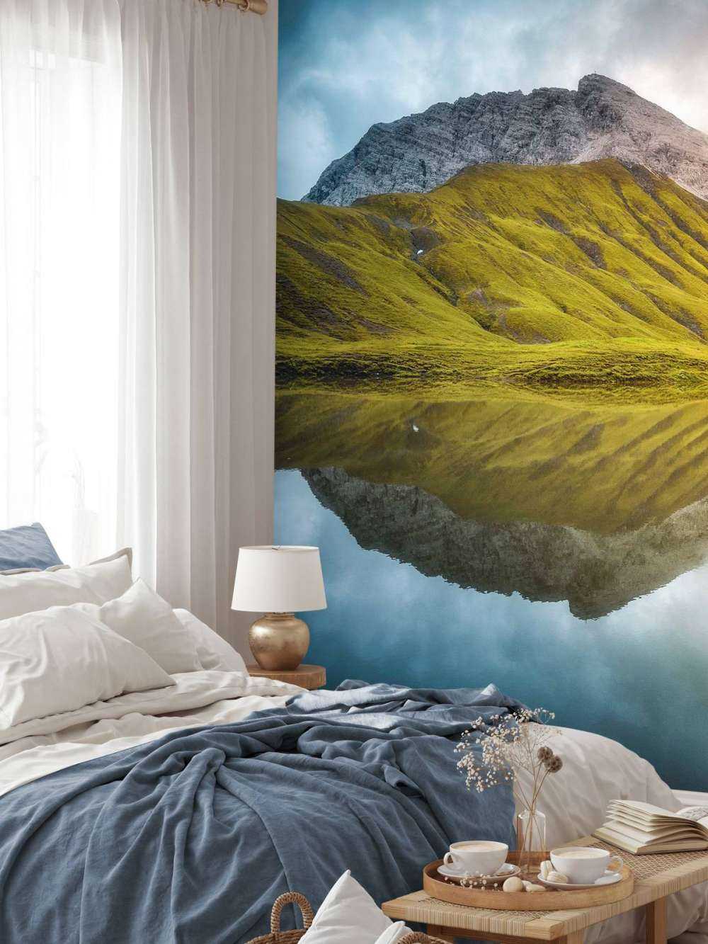 Sommet de la montagne reflété dans la lumière du matin.