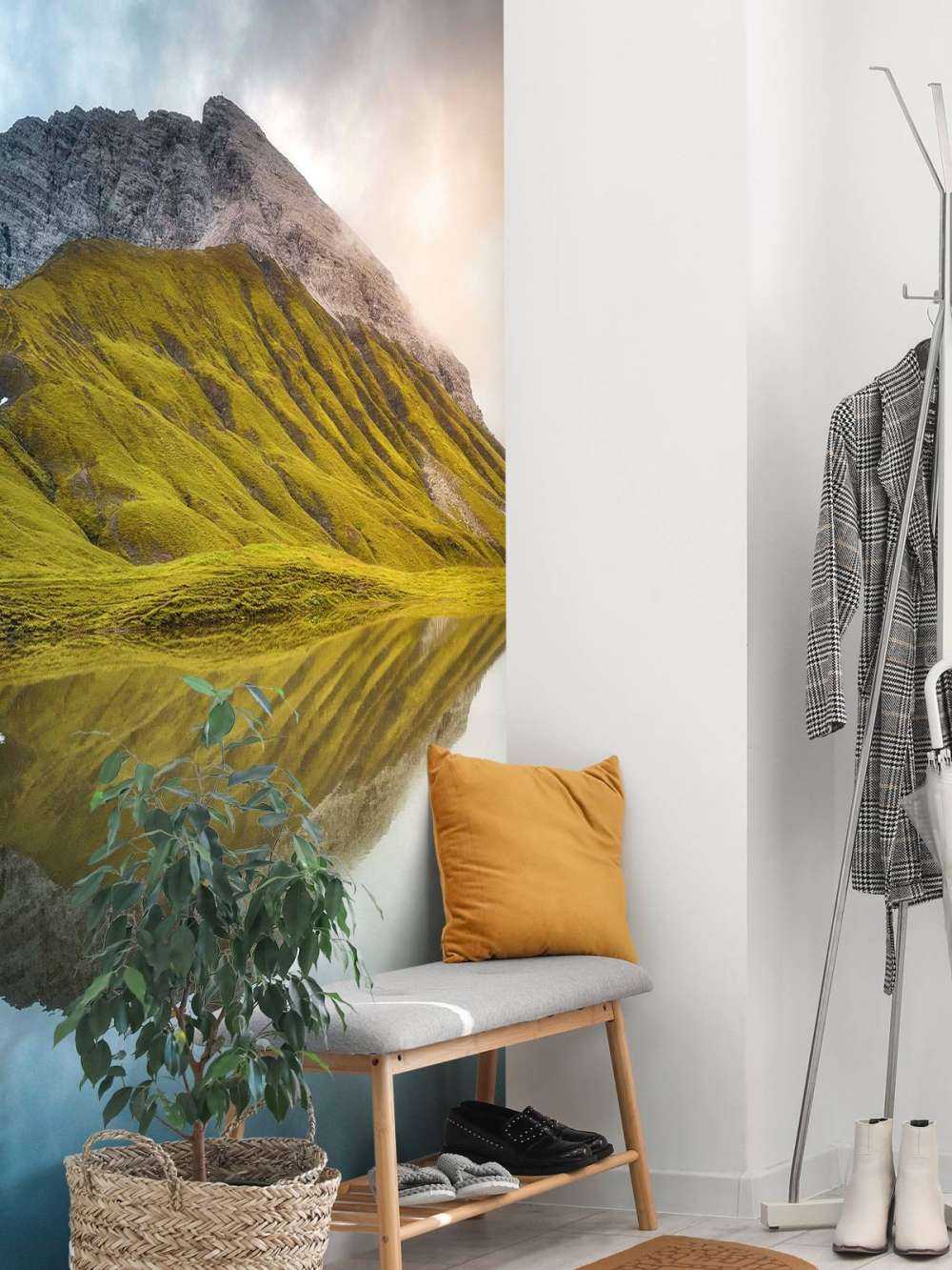 Sommet de la montagne reflété dans la lumière du matin.