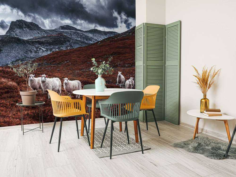 Moutons dans des montagnes rousses