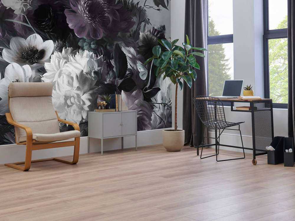 Grand bouquet avec des anémones violettes