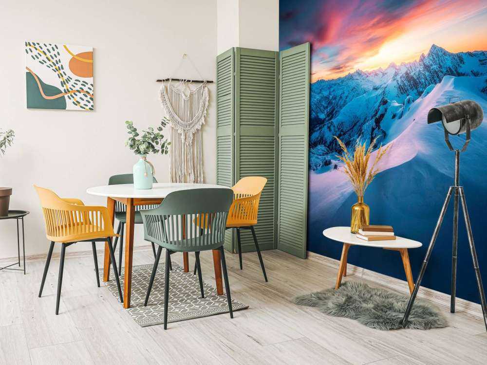 Sommet enneigé à l'aube ardente