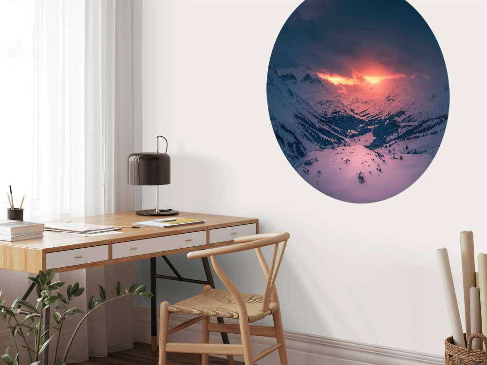 Crépuscule sur une vallée de montagne calme