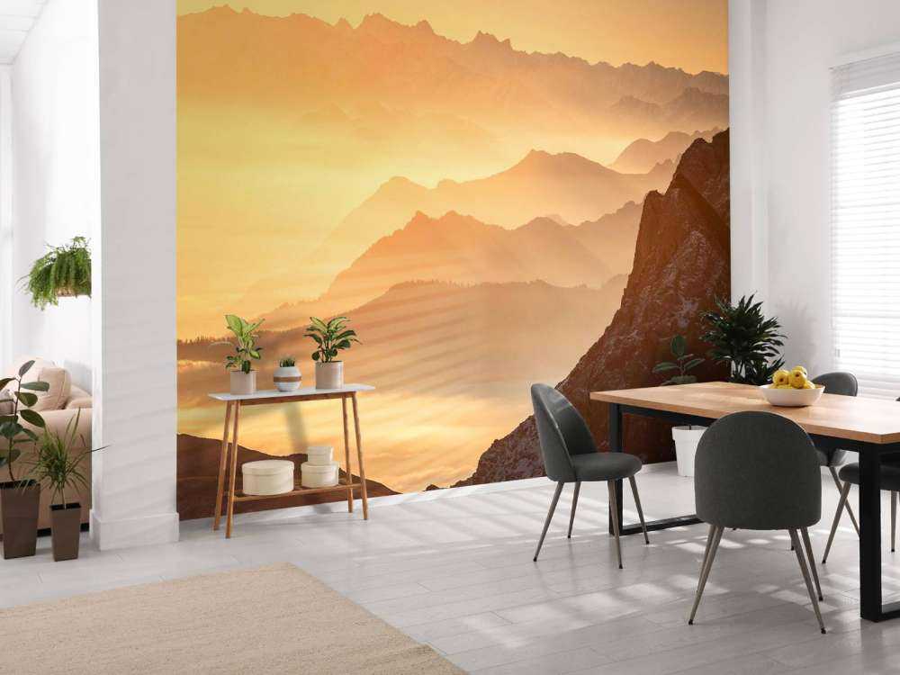Éclat doré sur les couches de montagnes
