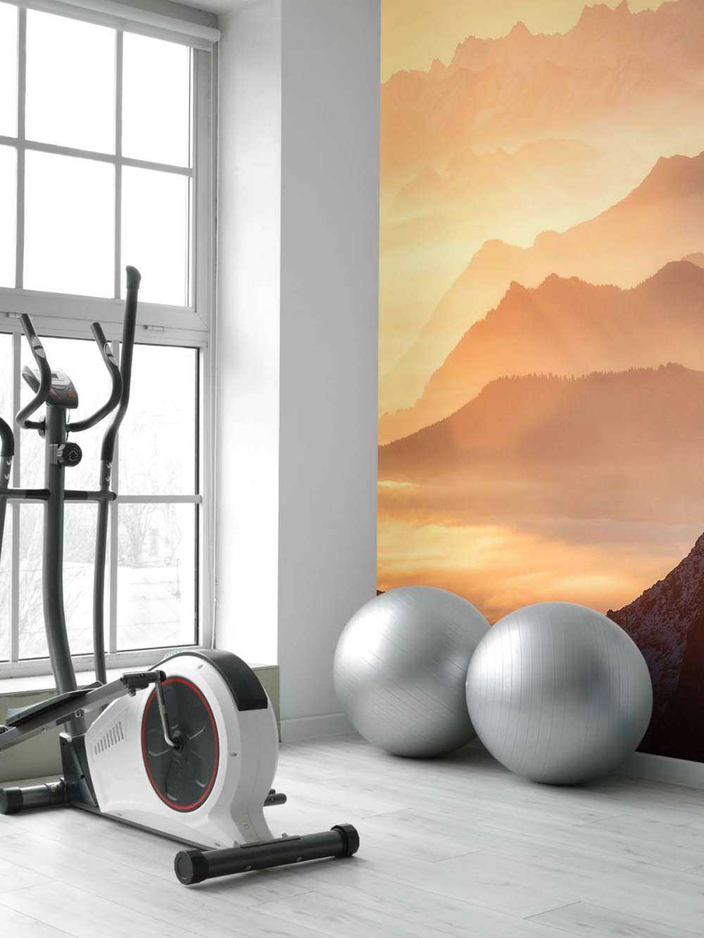 Silhouettes de montagnes en couches au lever du soleil