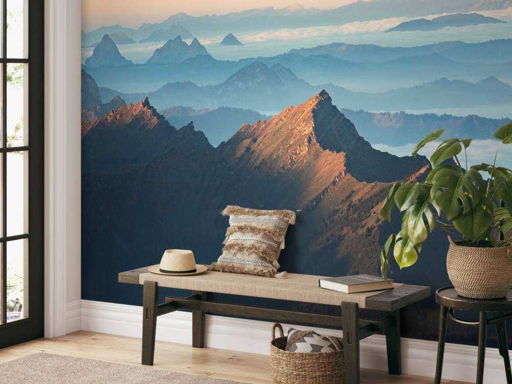 La montagne dans la brume du matin et la lumière du soleil