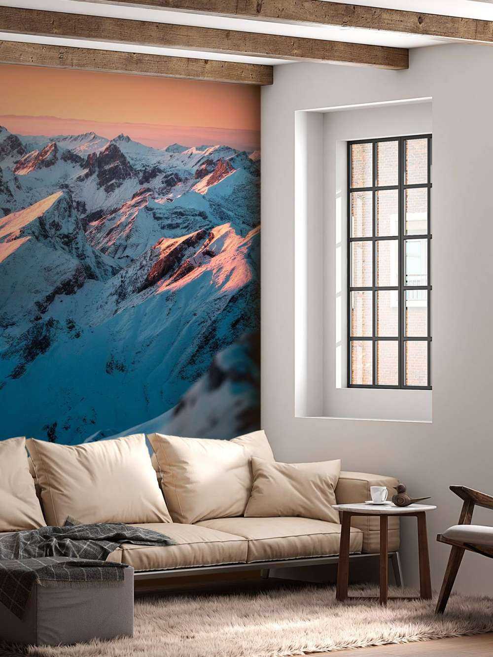 Montagnes de neige sous un ciel du matin rose