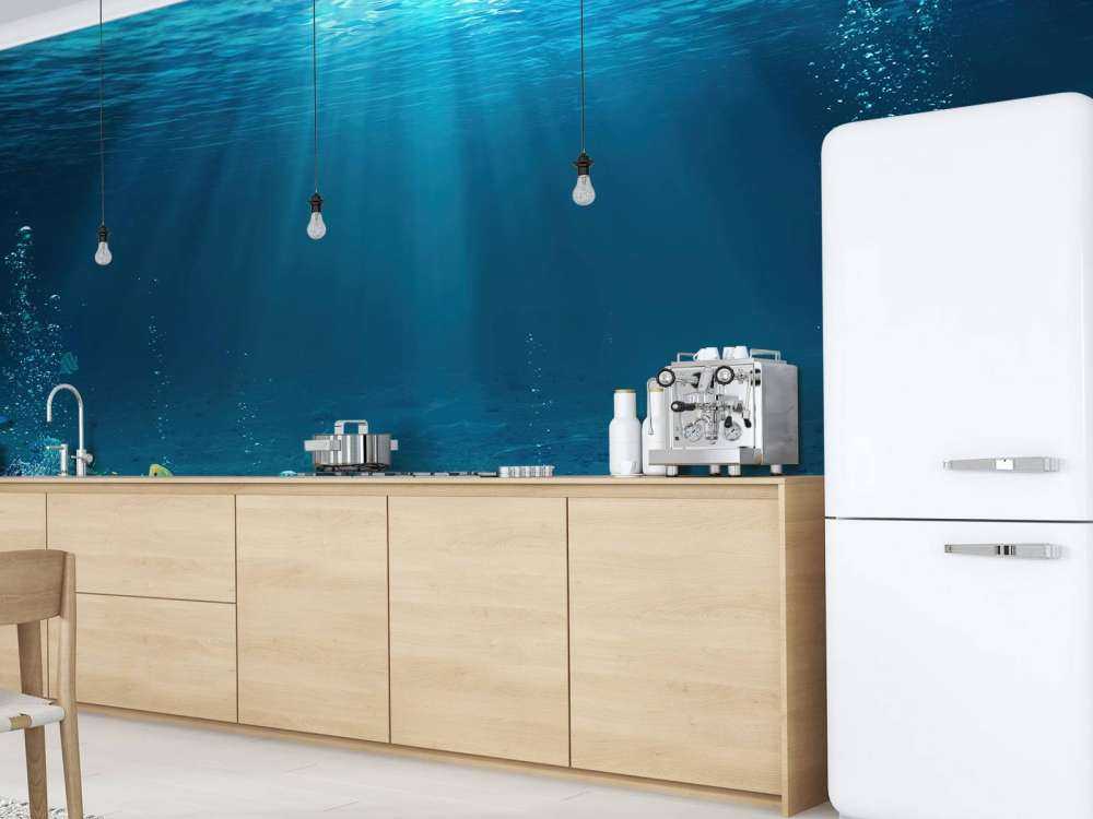 Des rayons de soleil à travers l'eau