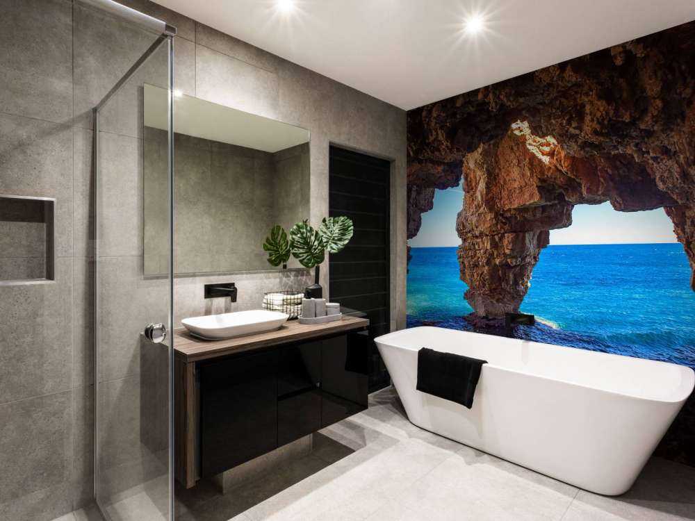 Grotte au-dessus de la mer