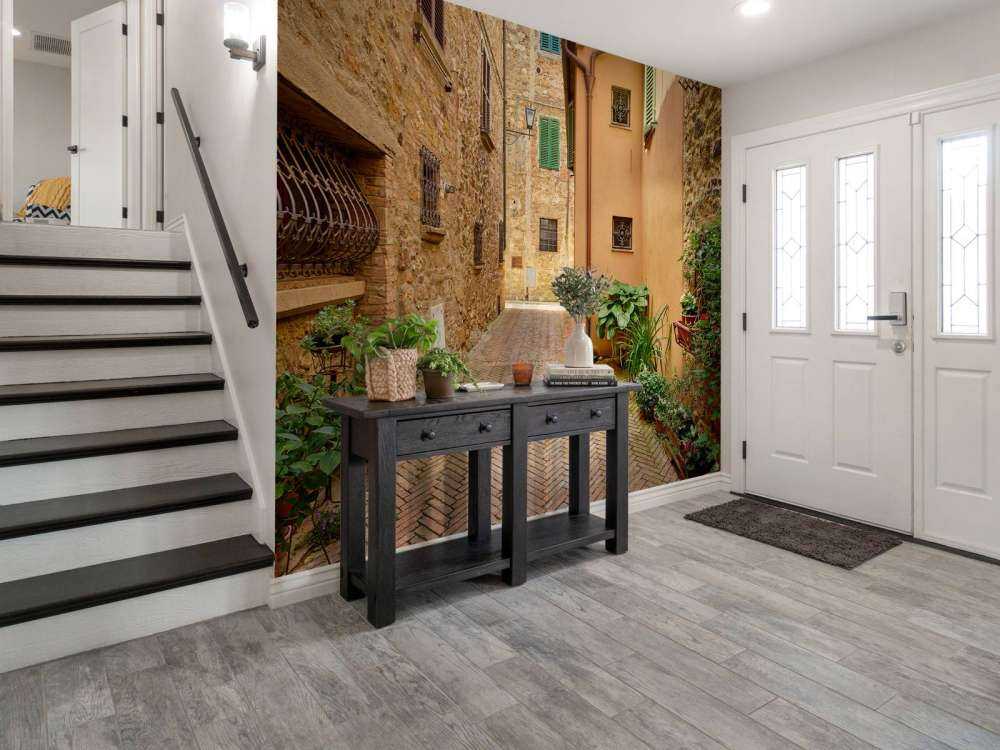 Rue avec des plantes et des fleurs