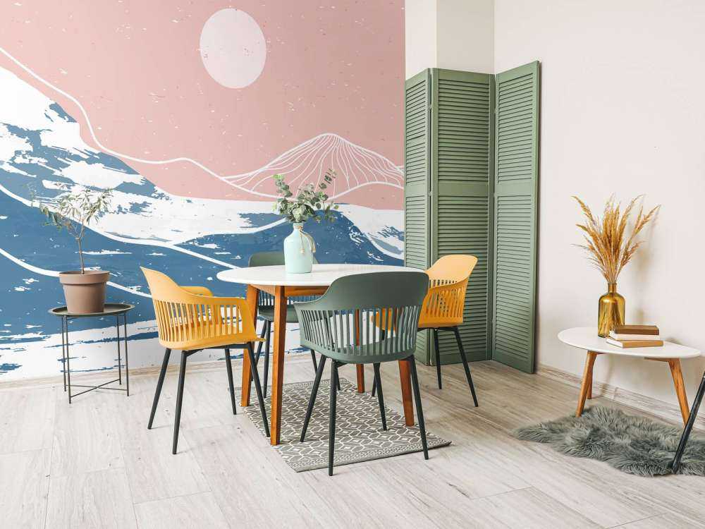 Montagnes d'hiver devant le soleil