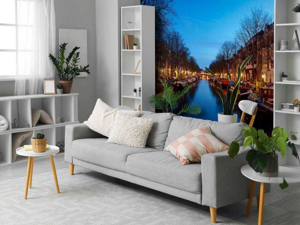 Bateaux fluviaux le long du canal illuminé