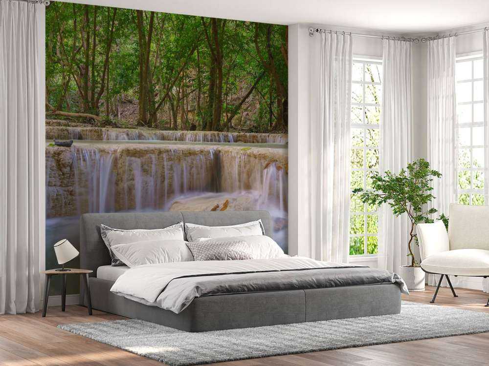 Chute d'eau dans une forêt tropicale profonde