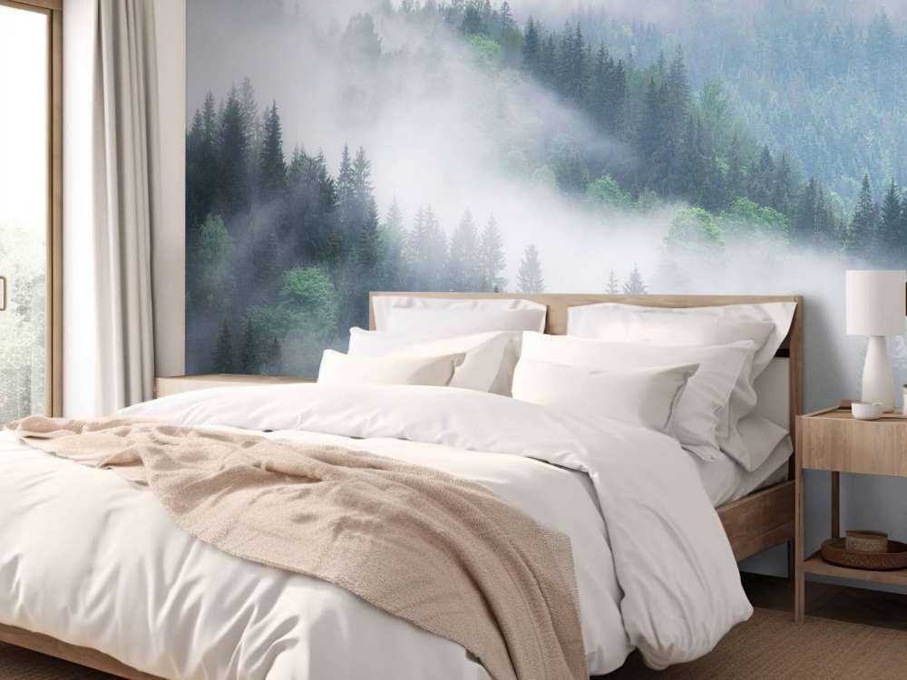 Forêt brumeuse dans les montagnes